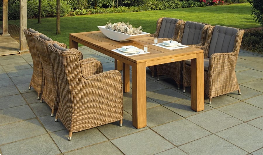 outdoor-patio-with-table-and-chairs