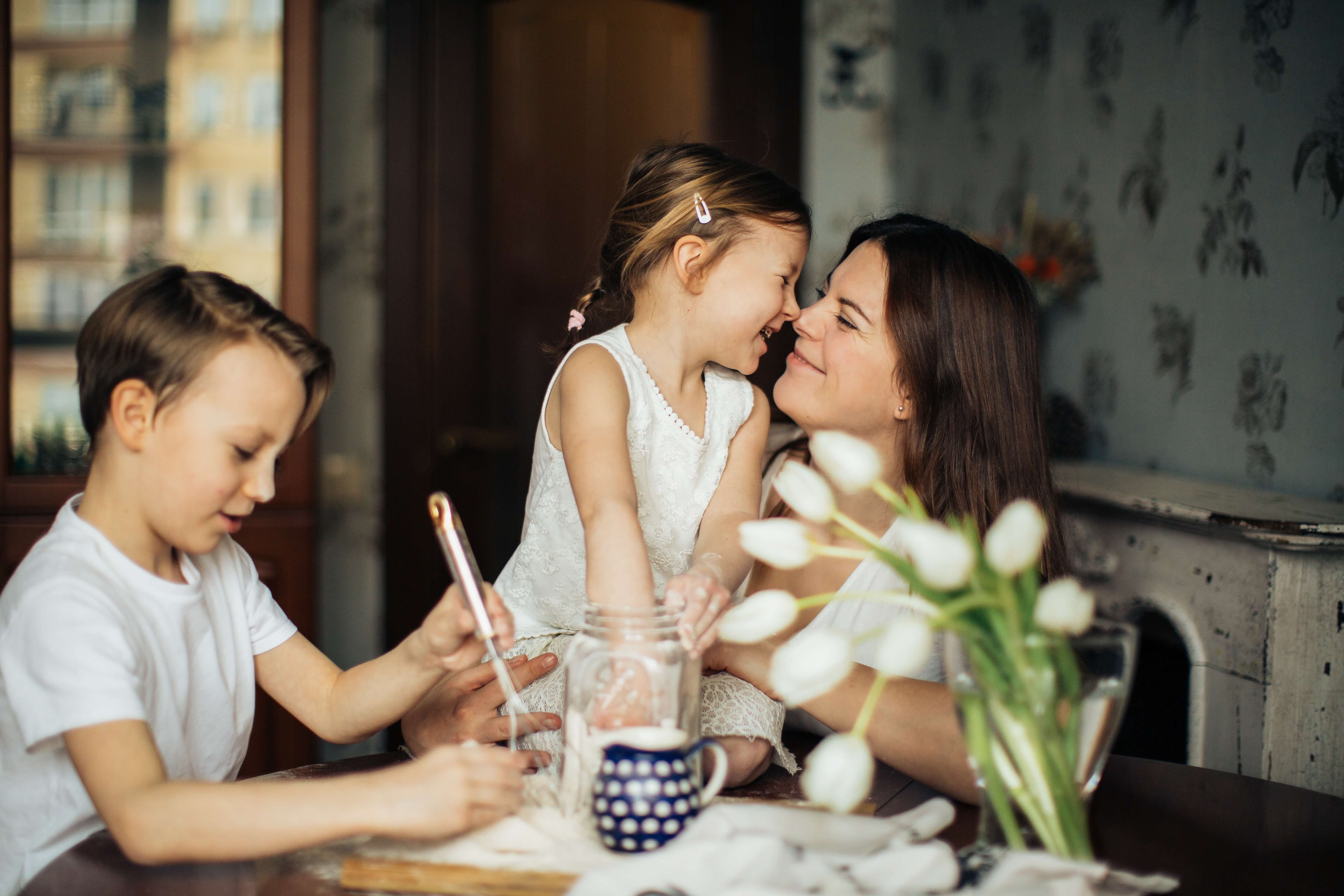 mother-preparing-to-bake-with-children